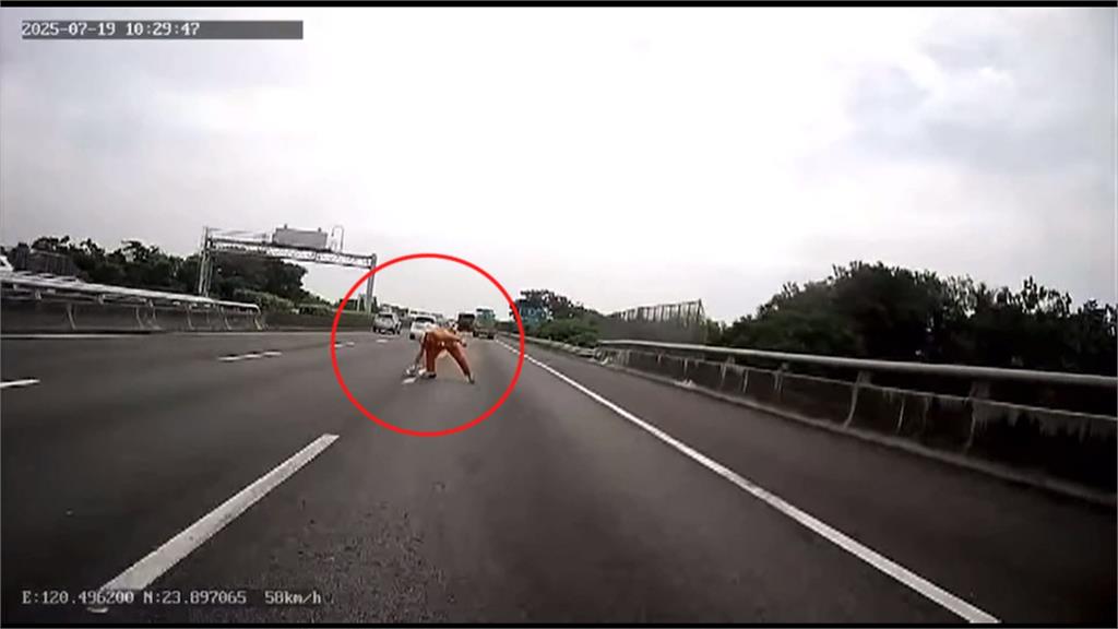 國道撞事故處理工人　遊覽車擋風玻璃瞬間碎裂
