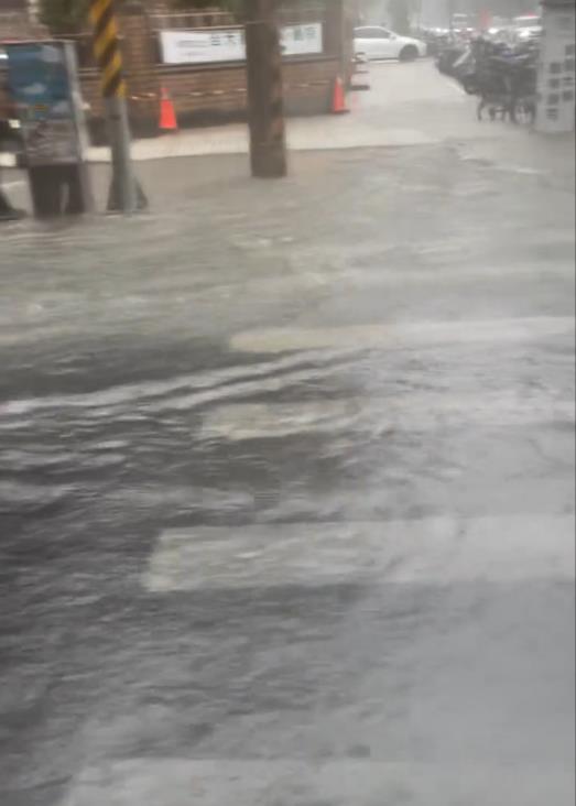 圖輯／台北狂淹大水！嚴重災情畫面一次看　多地水柱狂噴、大量污水覆蓋路面