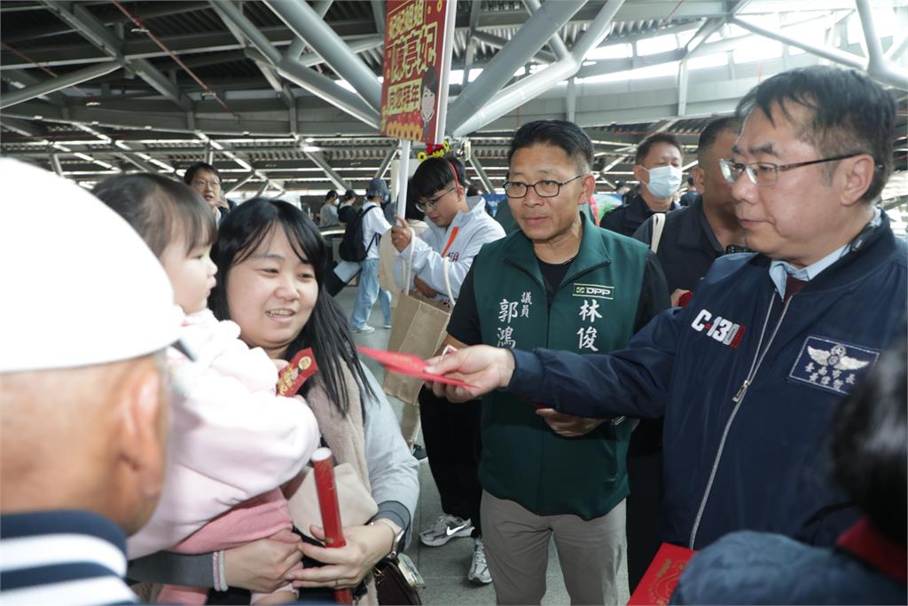 黃偉哲高鐵贈春聯 賀返鄉市民、遊客「蛇宓隆發」