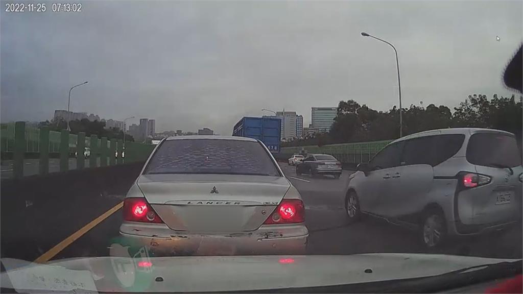 保持安全距離很重要! 國1新竹段4車連環撞釀回堵