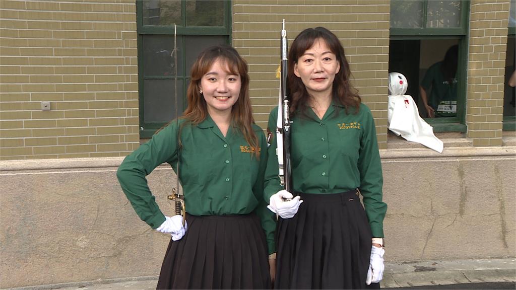 72歲大學姊同台17歲小學妹 北一女儀隊成軍60年跨世代演出