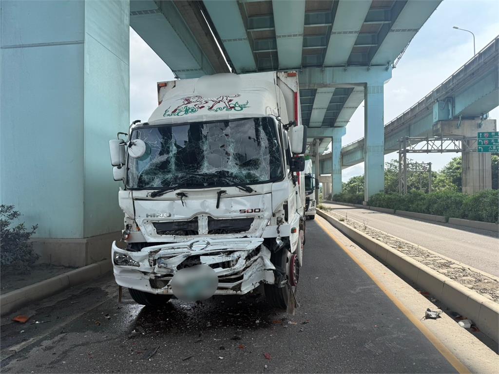 最新／路過注意！台北港出口「大貨車撞聯結車」1人受困　後方車流嚴重回堵