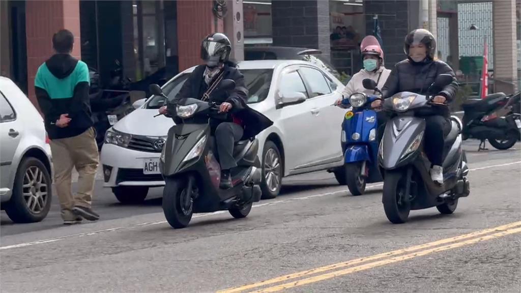 危險！台中公車恐怖超車　輕擦騎士手肘險撞對向車