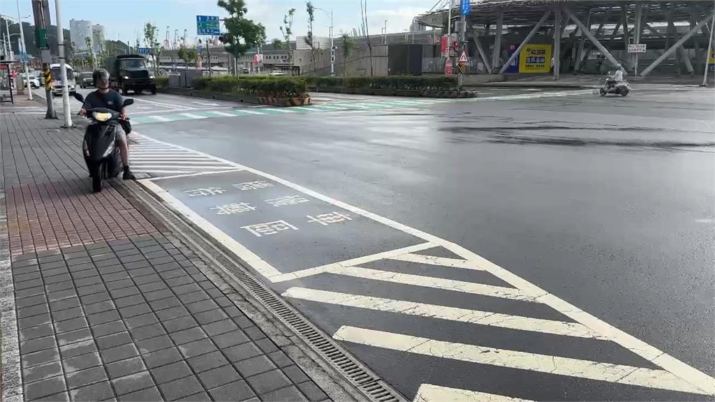 基隆待轉區小兩旁全劃槽化線　機車待轉不慎壓到成罰單陷阱