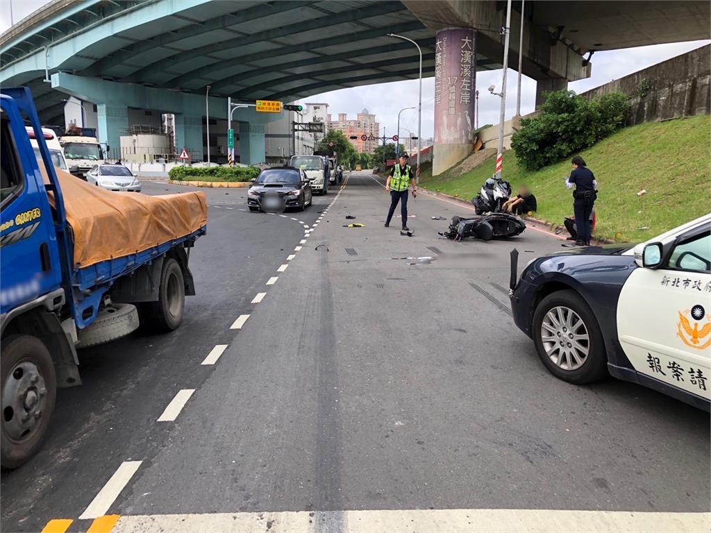 快新聞／新莊死亡車禍！小貨車疑違規左轉　撞19歲機車騎士送醫不治