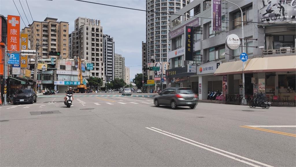 男站馬路瘋狂迴旋踢！　口哨吹整夜遭勸阻「別再吹」