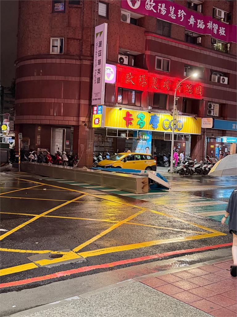 最新／不敵巴威風雨！新北三重某銀行招牌被吹落