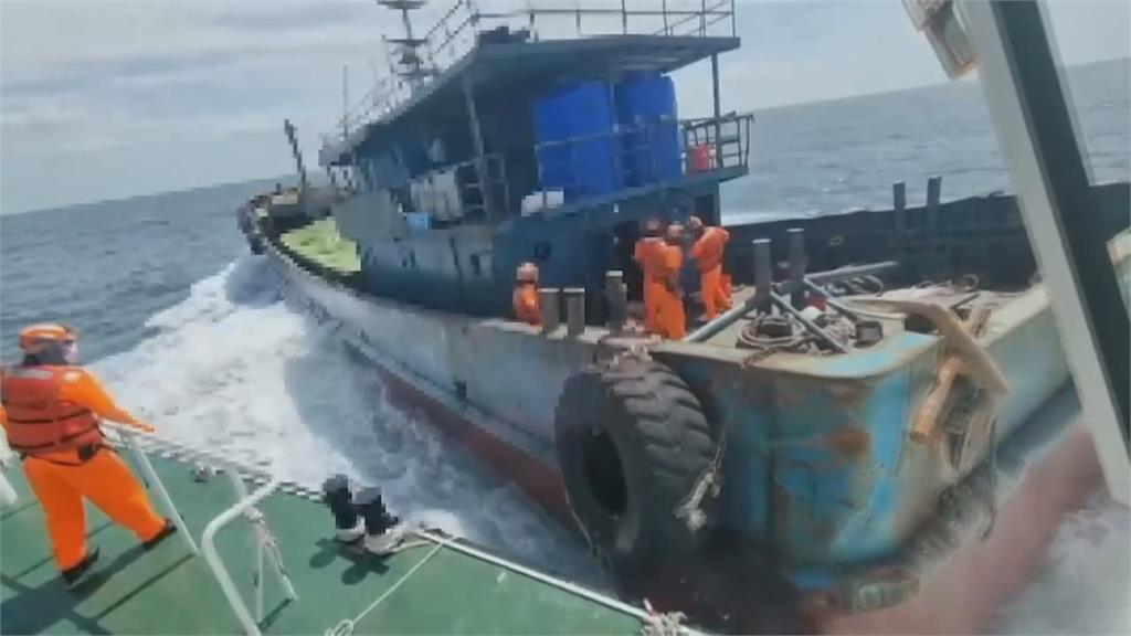 2中國船越界作業 海巡攔截上百公斤漁獲、20噸冷凍牛雜