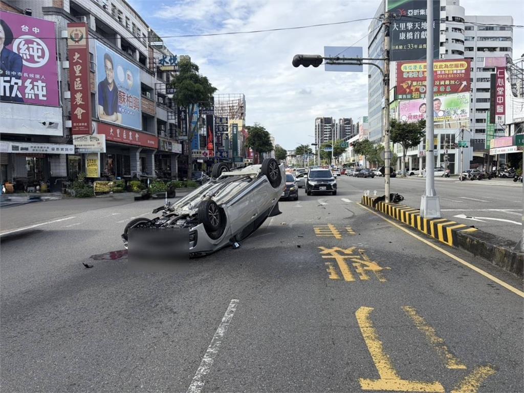 快新聞／自撞分隔島後四輪朝天！台中大甲轎車側翻路中　驚險畫面曝