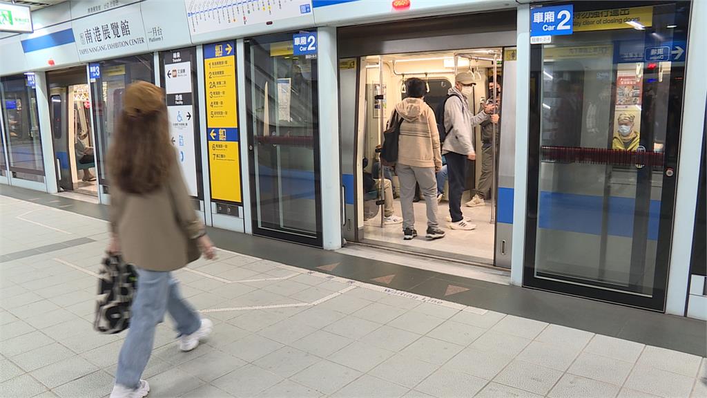 怪男捷運站內隨機潑灑液體 20分鐘內連犯2次