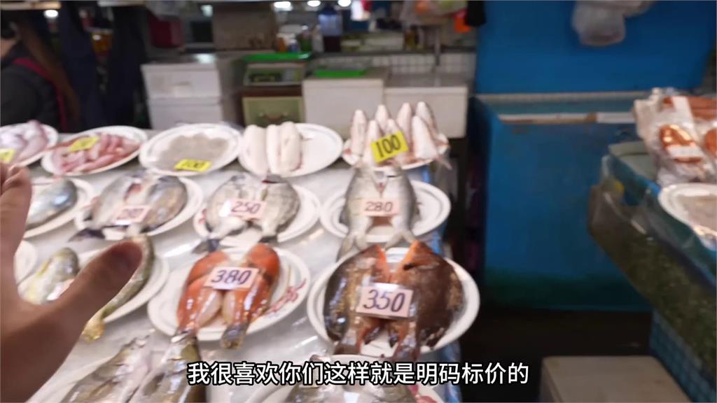 台灣人太熱情了！中國男逛台灣市場滿載而歸　愛妻一看驚呆：這是送的？