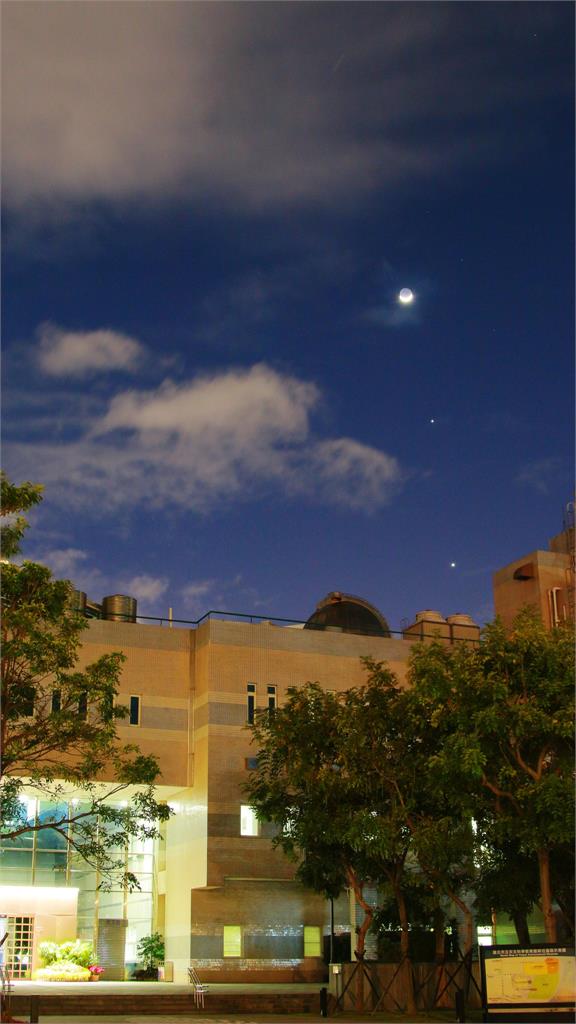 桌布級美景！抬頭可見「雙星拱月」閃耀連線　夜空超亮3光點真面目解密