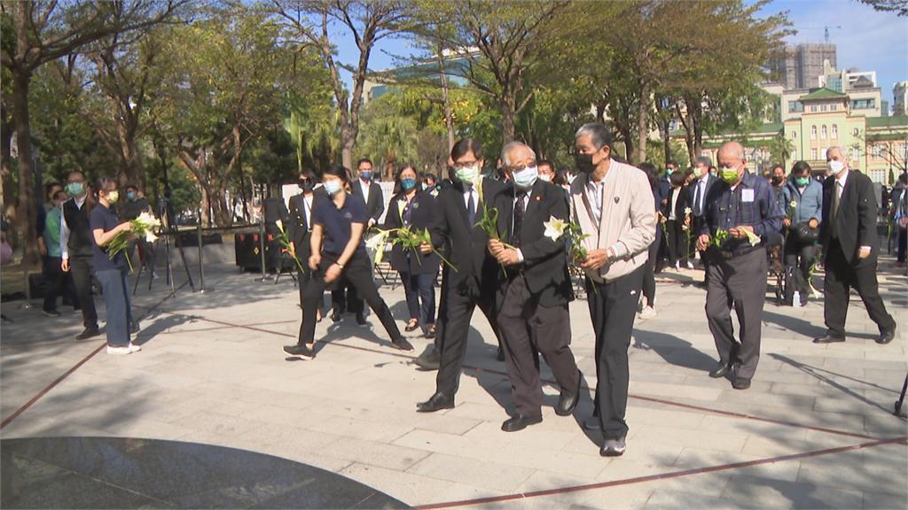 陳其邁和平紀念公園獻花 向受難家屬致意