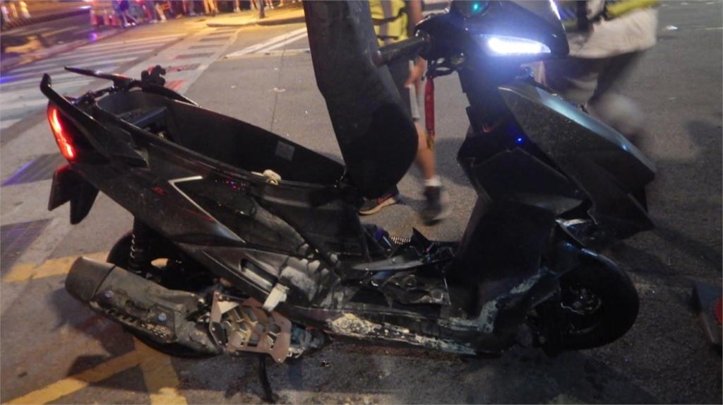 鬼切釀禍!女駕駛違規快車道右轉 撞直行騎士釀機車起火