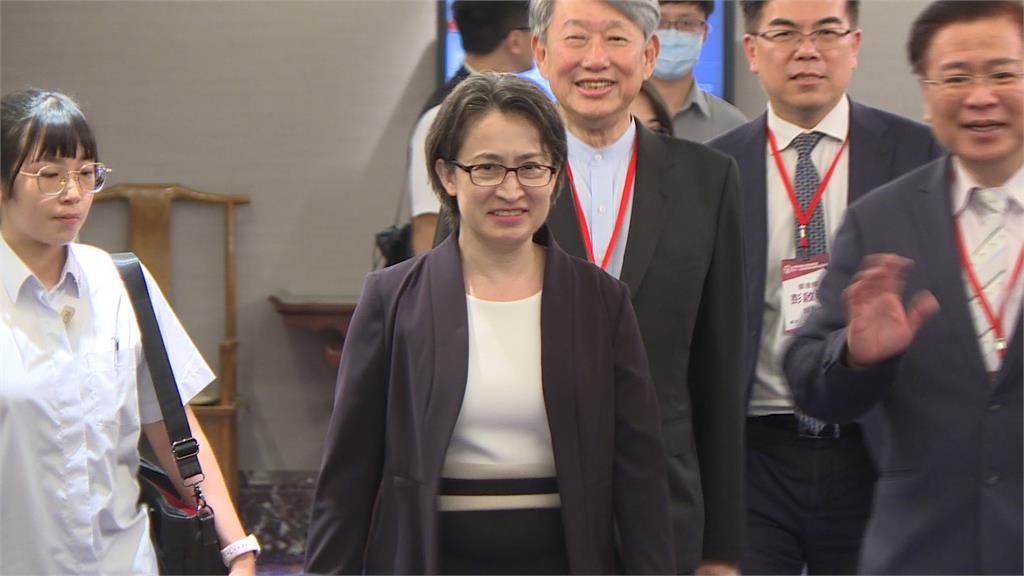 為許舒博頒發當選證書 蕭美琴:政府會當商業發展推手