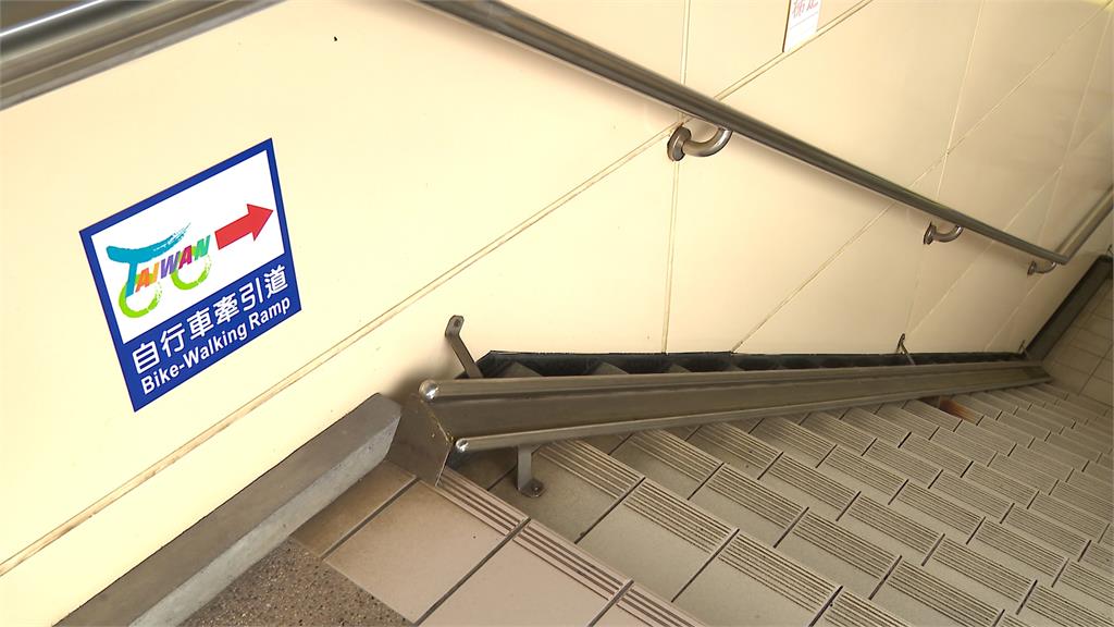 扯！無視勸導牽自行車上手扶梯...　下一秒糗了慘摔倒