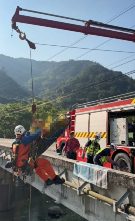 快新聞/勘查吊橋卻掉落溪底!3人受困廂型車 苗栗消防吊掛救出幸無大礙