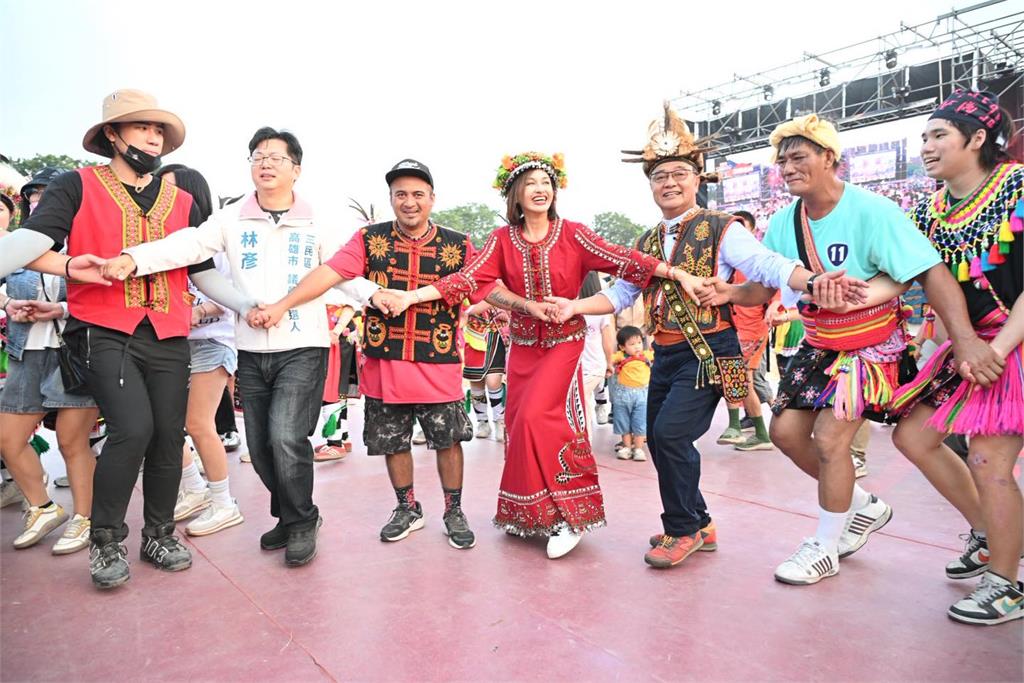 「網瘋傳！邱議瑩牽手陳其邁圍舞影片破百萬瀏覽　網笑：有接棒的默契」