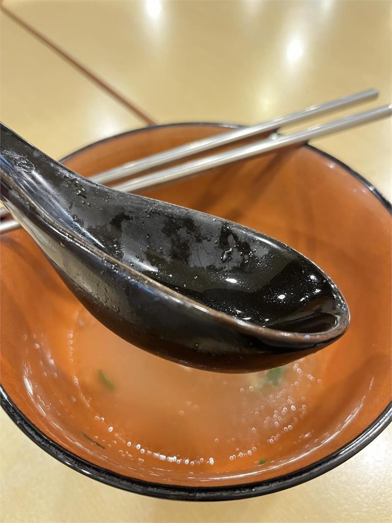 知名連鎖店堅持30年用「超重瓷湯匙」被網友吐槽!內行曝3大關鍵原因