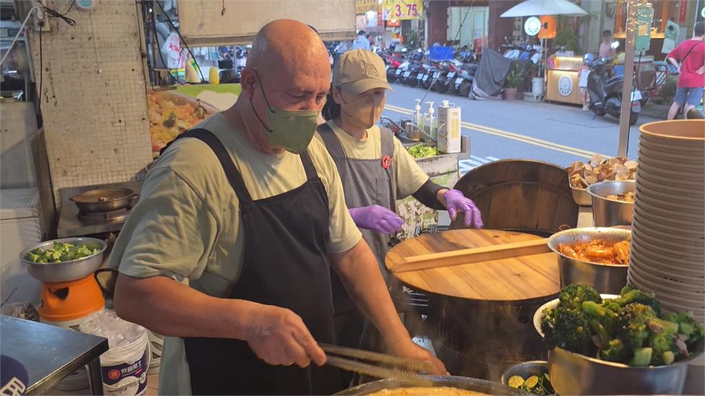 "型男大廚"隱身台中向上市場! 繽紛海鮮燉飯人潮排爆