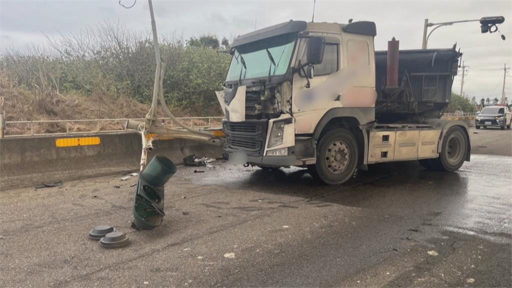 彎腰撿手機！苗栗聯結車偏離車道　撞斷２根號誌桿