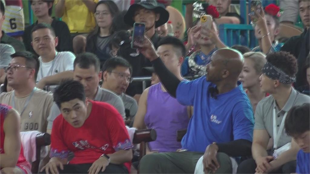 前NBA球星降臨「村BA」 馬布瑞高唱《月亮代表我的心》