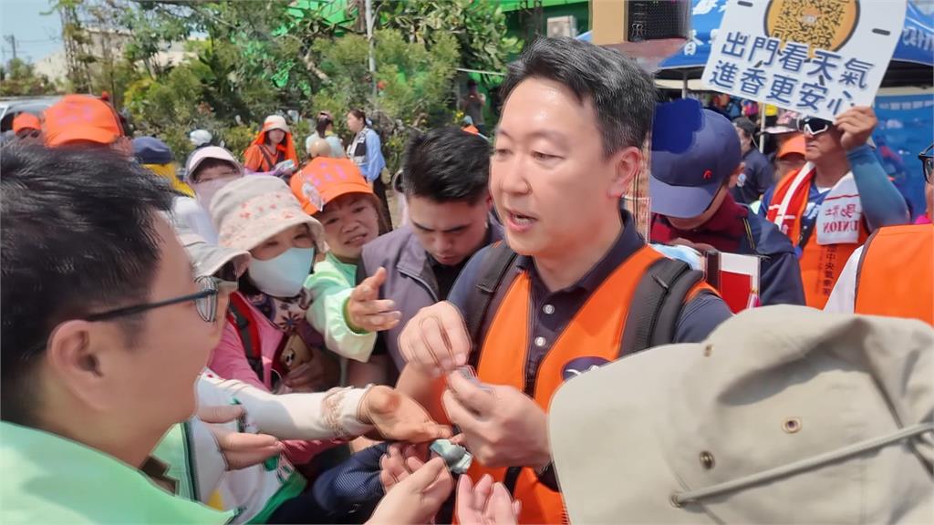 隨白沙屯媽祖走進彰化 陳世凱背8公斤行動氣象儀