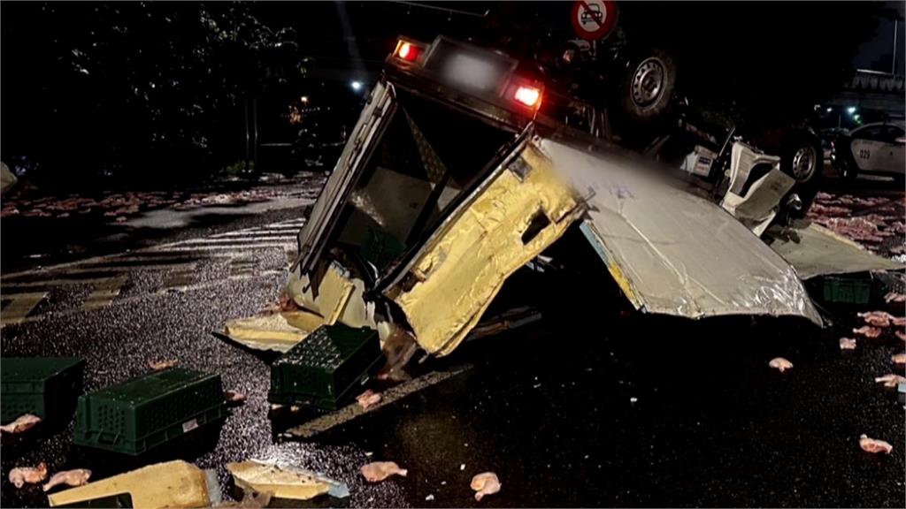 浪費了! 小貨車疑天雨路滑翻覆「雞腿掉滿地」