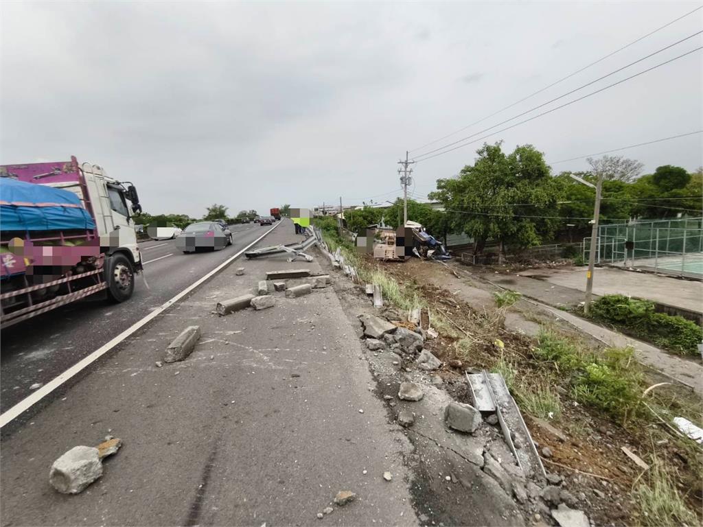 國道1號拖板車爆胎失控墜邊坡 清明收假車流一度回堵