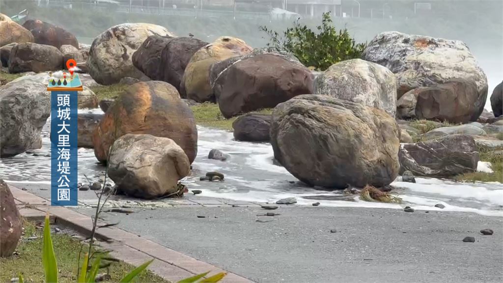 薔琵逼近！宜蘭沿海風雨大釀災　大石滾上岸阻路