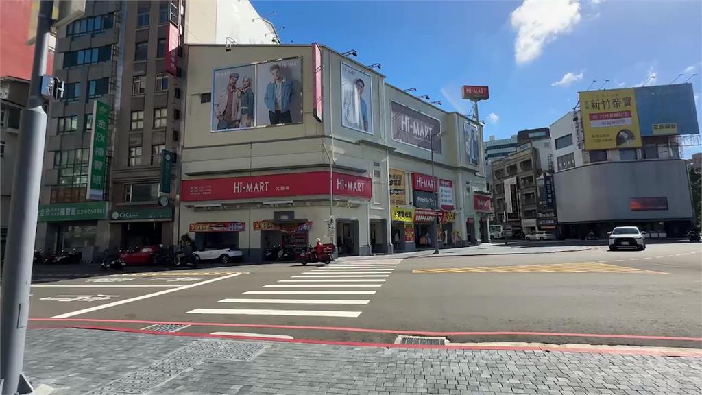 新竹婦人駐足斑馬線30秒拍照 眾駕駛都讓她