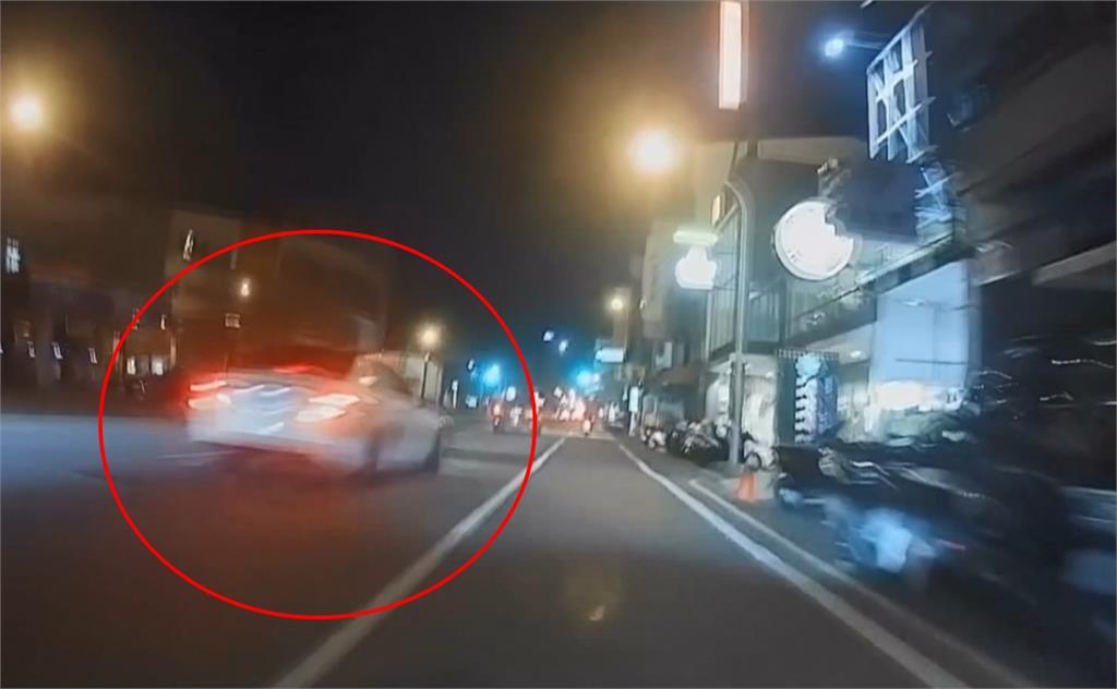 毒蟲停車越線被警攔查 心虛加速逃逸自撞安全島