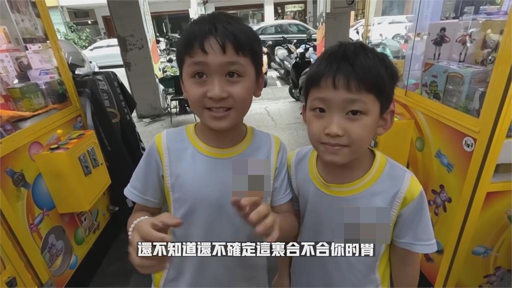台灣的未來！國小兄弟熱心為歐巴帶路　禮貌又不失戒心網讚：父母的驕傲