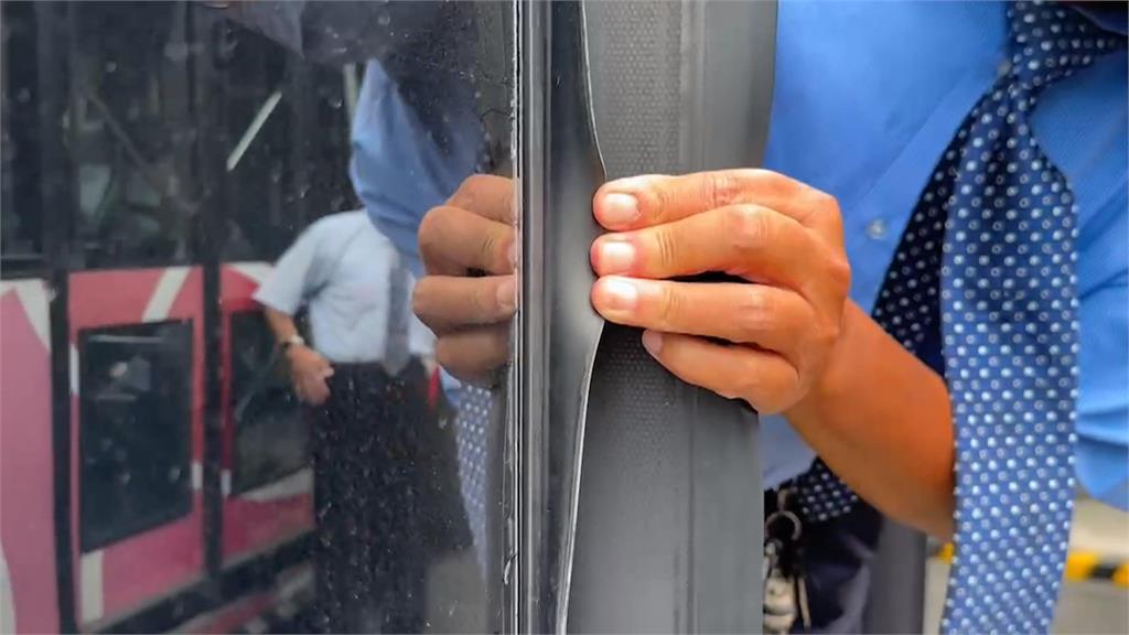 車內下小雨搭公車還要撐傘? 台南議員質詢公車「漏水」窘態