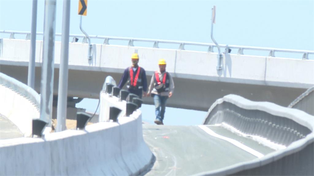 淡江大橋通車前遭怨「機車道太窄」　民眾酸像騎狗道！公路局：持續優化