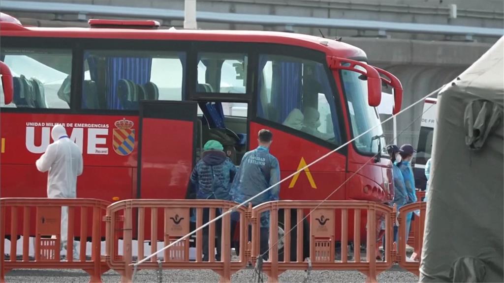 爆漢他病毒郵輪抵西班牙港 乘客陸續下船 搭機返各自國家