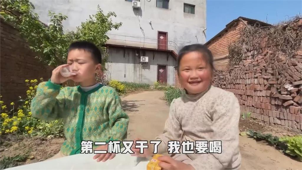 捨不得吞下！中國童嚐鮮台灣零食　「叼果凍條亂甩」她笑：好像殭屍