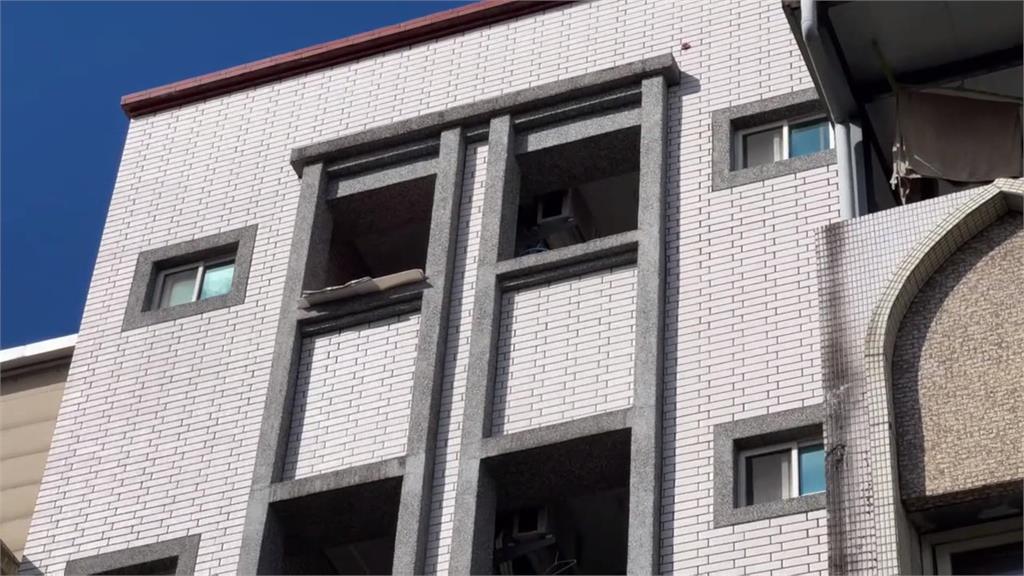 嚇死!大清早有陌生人狂敲門 住戶開門遭闖入搶刀又搶錢