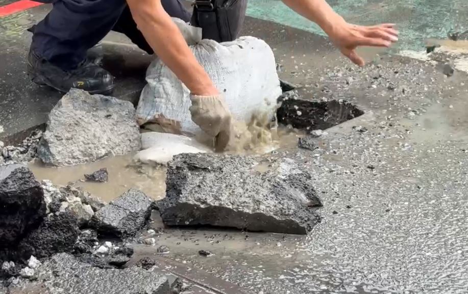 基隆瓦斯管被挖破外洩飄臭味 污水流滿地交通大亂