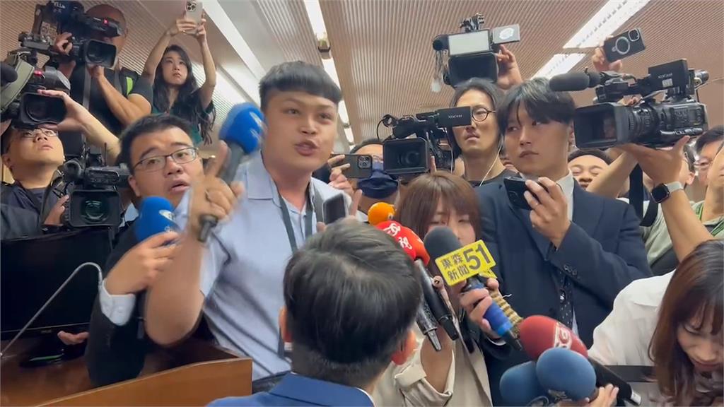 綠控中共聯合紅媒攻擊沈伯洋 記者、綠委爆衝突