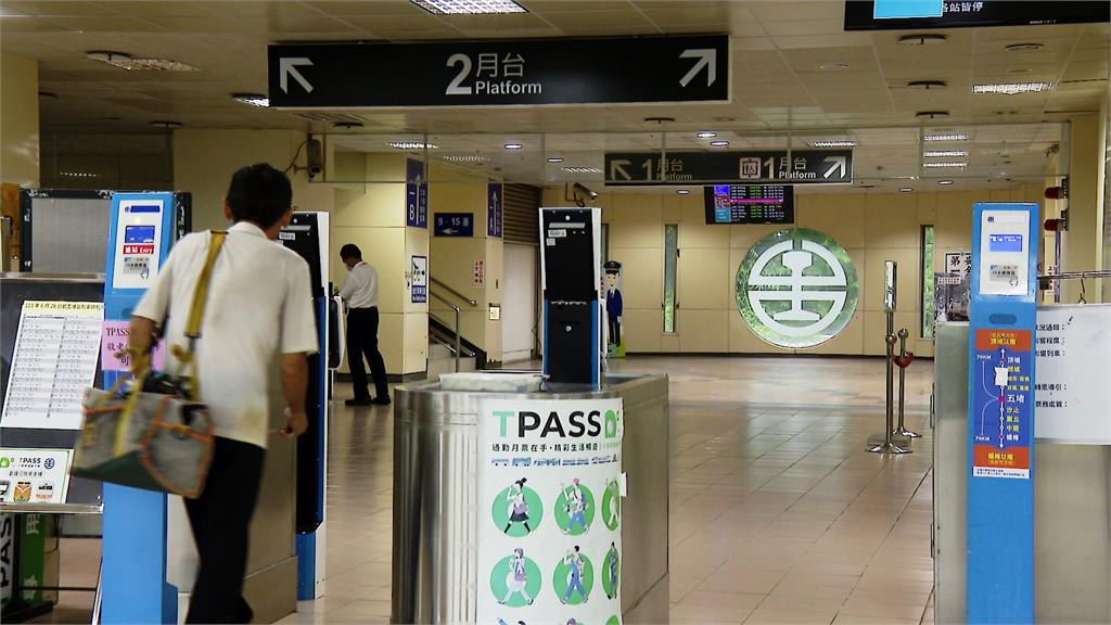 獨家／火車來了！汐止五堵車站大門緊閉　站員「睡過頭」旅客上不了車氣炸