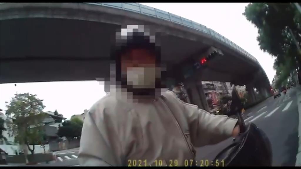 「我來不及了啦!」 騎士硬闖國小通行管制區、衝撞義交