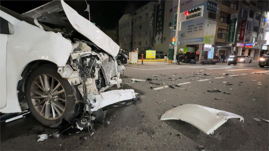 驚悚對撞！疑違規左轉撞上直行車　波及騎士3人傷