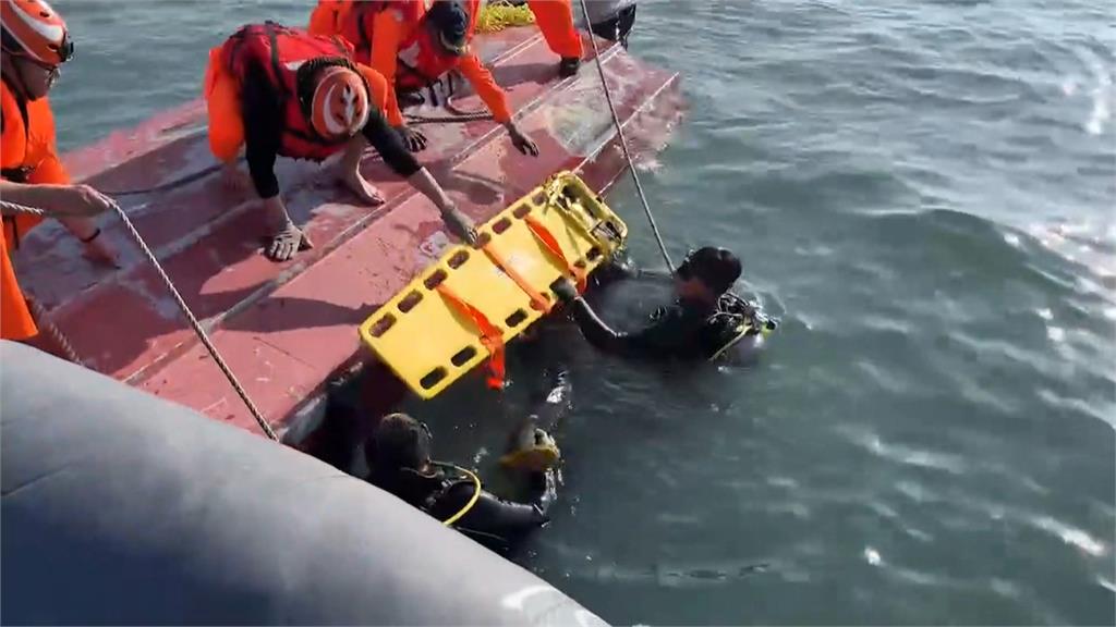 中國漁船越界捕魚被我方追捕 蛇行翻覆2人死