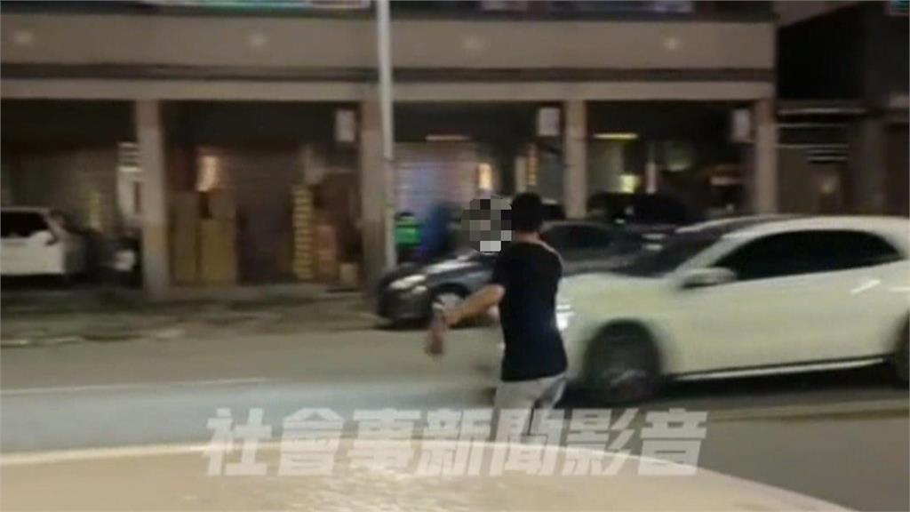 「醉」胡鬧!男作勢攔車攻擊 還踹民宅鐵門嬉笑逃離