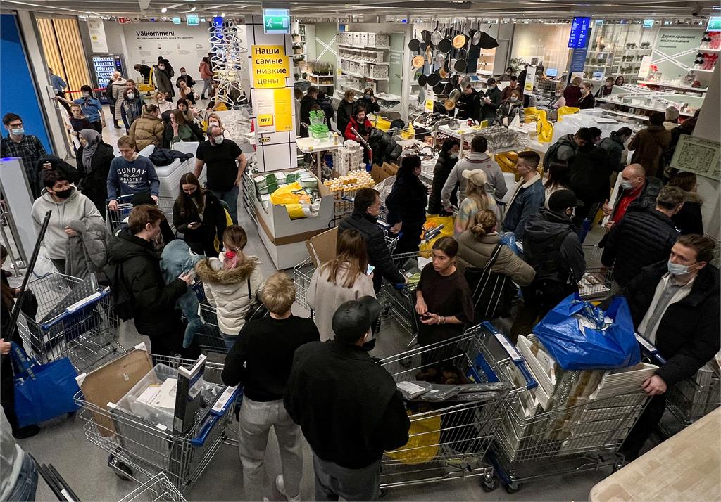 「鯊鯊」買不到了！IKEA宣布制裁俄羅斯　閉店前民眾湧入畫面曝光