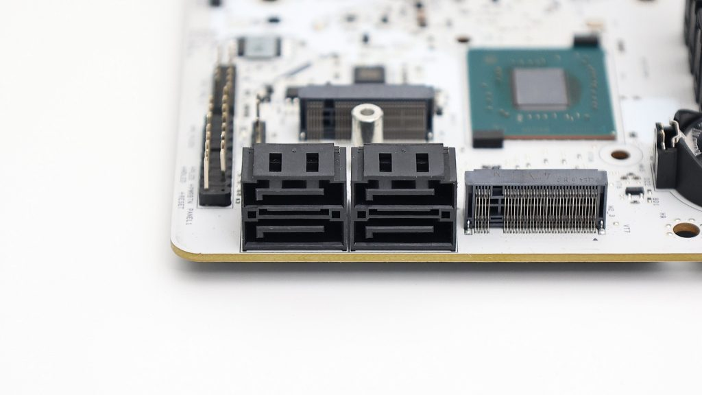 ASRock B860M Steel Legend WiFi 平價銀白色加入 Thunderbolt 4