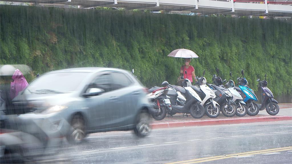 「鳳凰」預計下週一轉強颱 有機會登陸、東半部豪大雨