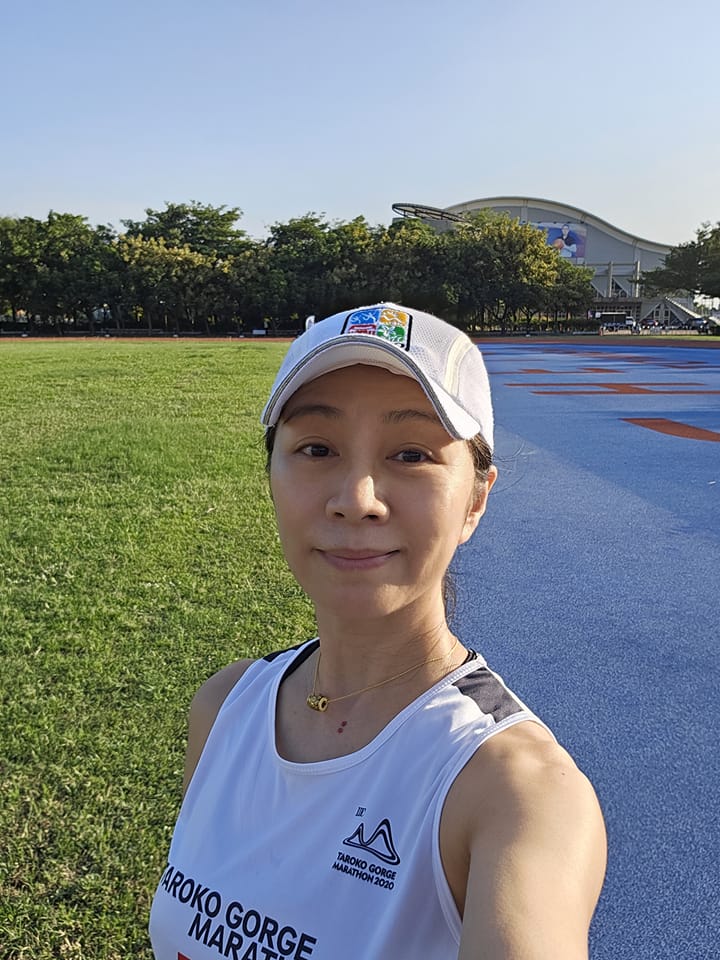 方文琳「甩開食道癌」大膽頂素顏狂奔!59歲「只穿無袖背心」粉大讚:很棒