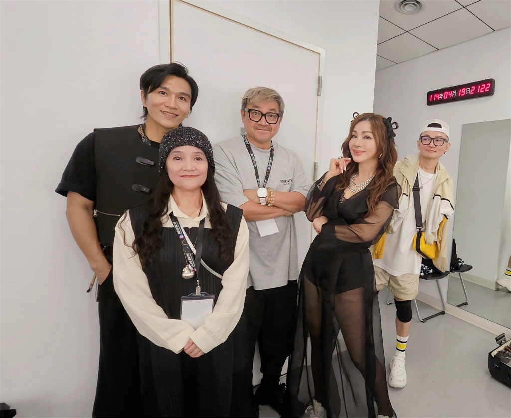 陳美鳳曬「暗黑魅惑透視裝」洩68歲真實身材!網見頭上1亮點全愛了